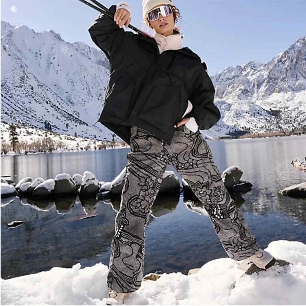 Free People NWOT Bunny Slope Midnight Black and‎ Gray Patterned Ski Pants Large